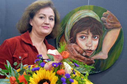 Mit ihrem Acrylbild „Was ist Frieden, Mama?“ hat Nushin Fekrat bei der Zwiebelmarktausstellung den „Publikumspreis für Künstler in Griesheim 2022“ gewonnen. Foto: Gudrun Hausl