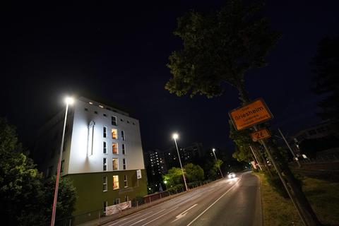 Die Stadt Griesheim hat die Straßenbeleuchtung auf LED-Technik umgestellt und Angsträume mit neuen Beleuchtungskonzepten ausgestattet. Archivfoto: Thomas Zöller