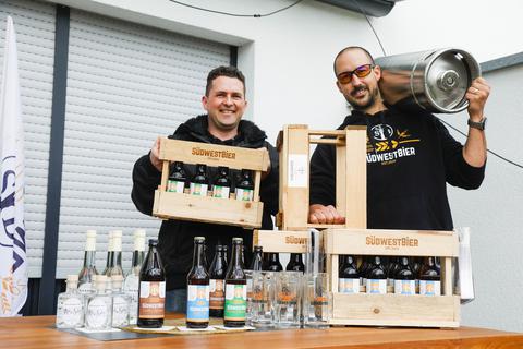 Ben Lüttges (links) und Jason Greer sind Bierliebhaber, die ihr Hobby mit der eigenen Südwest-Brauerei ausleben.           Foto: Guido Schiek