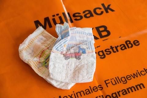 Die Entsorgung von Windeln ist in vielen Kommunen Thema. Manche bieten dafür einen Windelsack an. Archivfoto: Thorsten Gutschalk