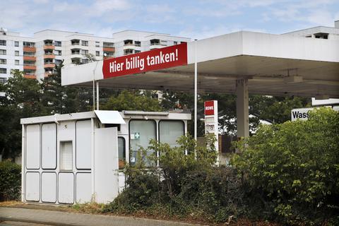Die Tankstelle am Rewe-Center in Griesheim ist überfallen worden.  Foto: Andreas Kelm