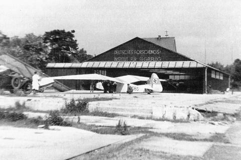 Der August-Euler-Flughafen in den 1930er Jahren mit einem Gleitflugzeug vor der Halle des Deutschen Forschungsinstituts für Segelflug (DFS).