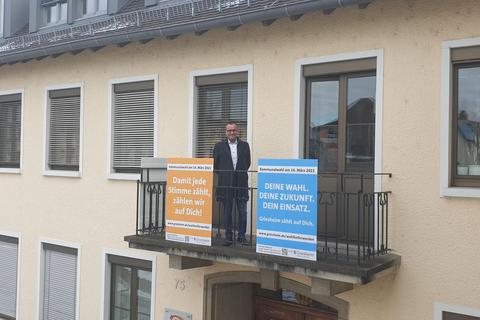 Mit selbst entworfenen Slogans und Plakaten wirbt Griesheim um Wahlhelfer. Einer von ihnen ist Nasrollah Rouhandeh, der seit 2015 mitmacht. Foto: Stadt Griesheim