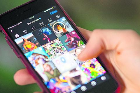 Wie man eigene Fotos am Smartphone bearbeiten kann, um sie beispielsweise bei Instagram zu posten, lernen Mädchen im Foto-Workshop der „Blue Box“. Symbolfoto: dpa