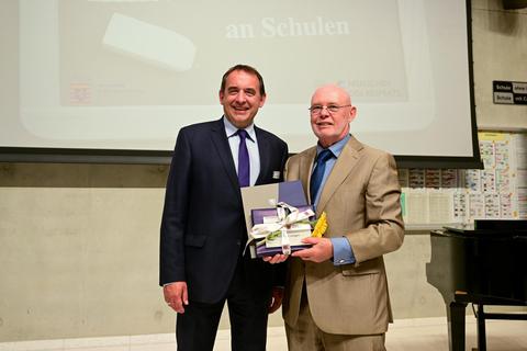 Karlheinz Langen (rechts) aus Griesheim wurde durch den Hessischen Kultusminister Alexander Lorz geehrt. Foto: Stadt Griesheim
