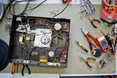 Computer, Tonbandgeräte, Radios, Lampen und sogar Kleidungsstücke: Für die Experten im Repair Café sind Reparaturen von defekten Gegenständen in der Regel kein Problem. Archivfoto: dpa