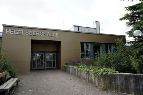 Um Belastungen für den angespannten Griesheimer Haushalt abzufedern, werden jetzt einige Investitionen über Jahre gestreckt, etwa zur Sanierung der Hegelsberghalle.