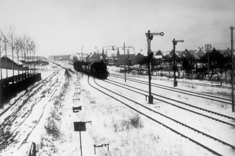 Als im Winter noch Schnee lag und Griesheim eine Eisenbahnverbindung hatte: Blick auf das alte Stellwerk an der Schöneweibergasse um 1955.