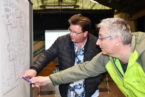 Über den Geltungsbereich der neuen Griesheimer Erhaltungssatzung informieren sich Stadtrat Robert Birli (links) und Werner Blaumer bei einer Veranstaltung in der Wagenhalle. Foto: Gudrun Hausl