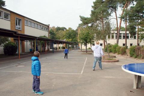 Die Carlo-Mierendorff-Schule in Griesheim wird umgebaut. Das Bild zeigt den Pausenhof mit Unterrichtstrakt (links) und Verwaltungsgebäude (Hintergrund).Foto: Gudrun Hausl  Foto: Gudrun Hausl