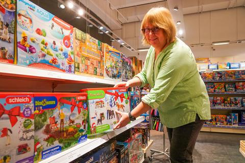 Vorbereitung aufs Weihnachtsgeschäft: Filialleiterin Petra Greulich räumt bei Spielwaren Faix Adventskalender ins Regal. © Marc Schüler