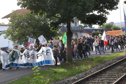 107 Demonstranten machen sich am Freitag von Groß-Bieberau nach Reinheim auf den Weg. Foto: Karl-Heinz Bärtl