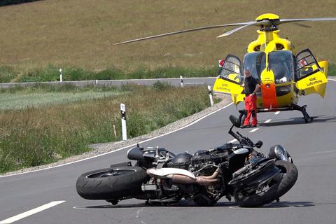 Der 60-jährige Motorradfahrer musste mit einem Rettungshubschrauber ins Krankenhaus gebracht werden. Foto: Kreutz TV 