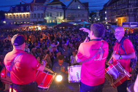 Als die „Roten Teufel“ beim Johannisfest am Samstagabend auf der Bühne standen, war es proppenvoll auf dem Marktplatz. Foto: Ulrike Bernauer