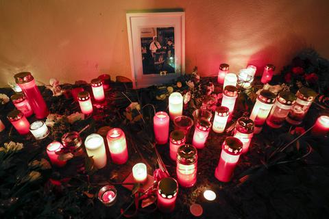 Anteilnahme: Groß-Umstädter Bürger haben Kerzen und Blumen abgelegt. Sie trauern um ihren am Freitag plötzlich verstorbenen Bürgermeister Joachim Ruppert. Ruppert ist im Alter von 59 Jahren  unerwartet verstorben.          Foto: Guido Schiek