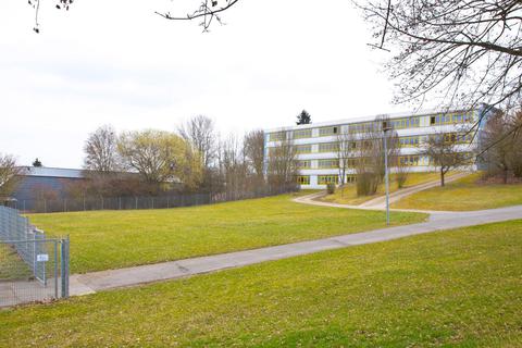 Hinter der Albert-Einstein-Schule in Groß-Umstadt soll der neue Pumptrack entstehen. Archivfoto: Ulrike Bernauer