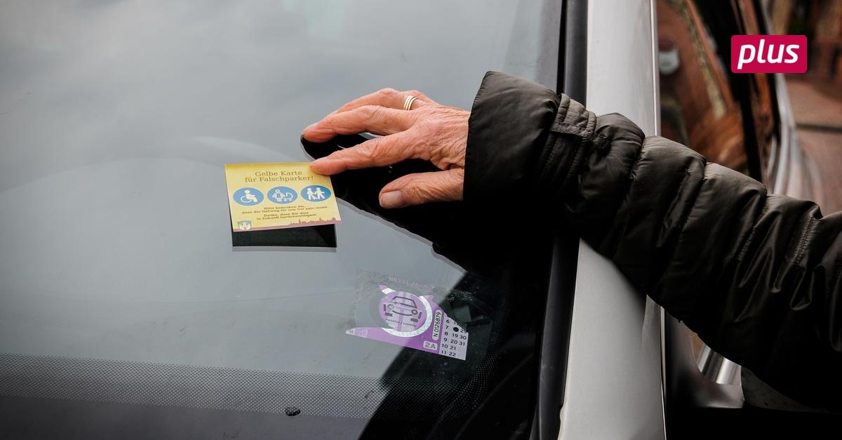 84-Jährige verteilt „Gelbe Karten” an Falschparker