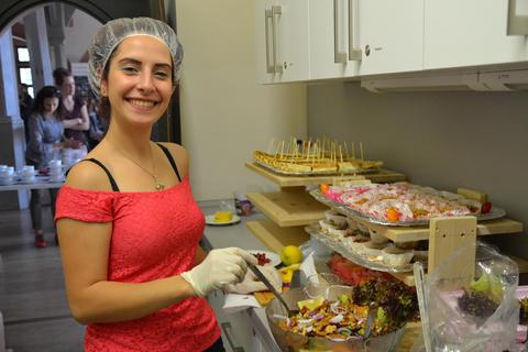 Roza Alhaj ist dabei, sich mit einem Cateringunternehmen selbstständig zu machen. Kostproben ihrer damaskinischen Spezialitäten gab es für die Gründerinnen, die sich im Pfälzer Schloss präsentierten. Foto: Dorothee Dorschel