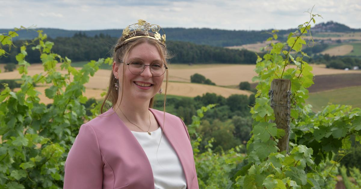 Sarah Hofmann ist neue Bergsträßer Weinkönigin – Krönung in Heppenheim