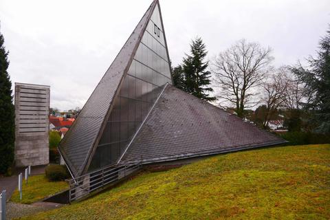 Die evangelische Kirche in Hassenroth fällt durch moderne Architektur auf. Archivfoto: Mafred Rantzsch