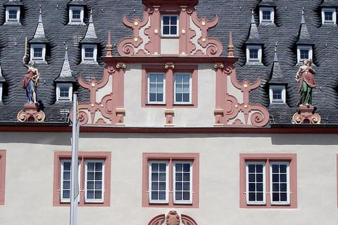 In der Säulenhalle des Groß-Umstädter Rathauses gibt es eine Ausstellung zum Projekt „Vernissage – Kunst mit und für Kinder“. Archivfoto: Norbert Kottmann