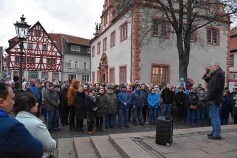 Zu einer Mahnwache für Menschlichkeit und Demokratie und im Gedenken an die Opfer von Hanau versammelten sich gut 300 Groß-Umstädter am Marktplatz. Nach einer Schweigeminute gab es kurze Redebeiträge, hier von Bürgermeister Joachim Ruppert. Foto: Dorothee Dorschel