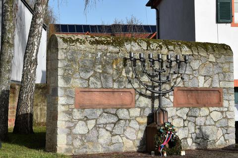 Das Mahnmal für die Umstädter Synagoge wurde 1984 errichtet. Hier trifft sich jeweils am 9. November immer wieder eine Gruppe engagierter Bürger zum Gedenken. Foto: Dorothee Dorschel