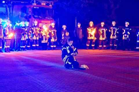 Bei der Gedenkfeier der Umstädter Feuerwehr für Joachim Ruppert kniet der stellvertretende Stadtbrandinspektor Florian Frühwein zum Abschied nieder. Foto: Klaus Holdefehr