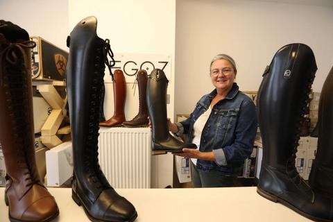 Karin Fischer hält in ihrer Stiefel-Boutique in Groß-Umstadt ein großes Angebot bereit für Reiter und alle, die elegante Stiefel für besondere Anlässe suchen. © Melanie Schweinfurth