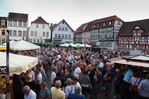 Zur 1275-Jahr-Feier ist auf dem Marktplatz in Groß-Umstadt ein Weindorf aufgebaut. Foto: Guido Schiek 