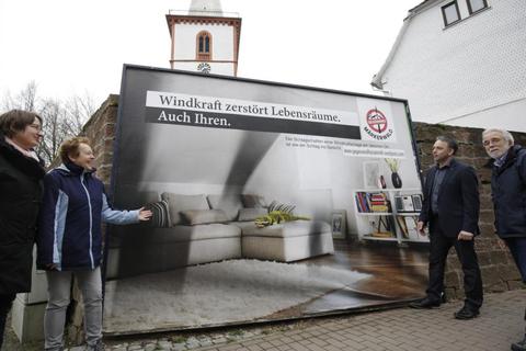 Mit diesem Plakat macht „Gegenwind“ an der Bismarckstraße in Lengfeld auf Bedenken zu Windkraftanlagen aufmerksam. Mit Bürgermeister Matthias Weber (Zweiter von rechts) sprachen Vertreter der Initiative: Christine Vonderheid-Ebner (von links), Gerlinde Obermann, Horst Wack.Foto: Guido Schiek  Foto: Guido Schiek