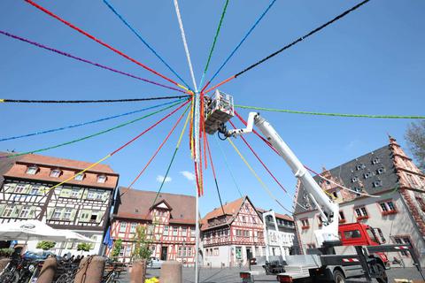 Seit Dienstag ist der Groß-Umstädter Marktplatz mit bunten Bändern geschmückt. Foto: Melanie Schweinfurth