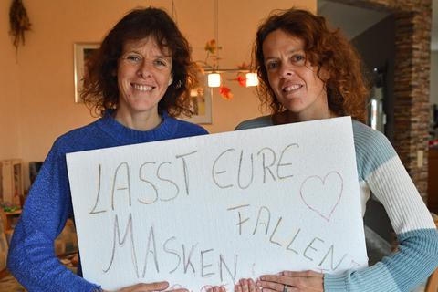 Sandra und Tanja Ihring aus Groß-Zimmern lassen inzwischen kaum noch eine Querdenker-Demo aus.          Foto: Klaus Holdefehr
