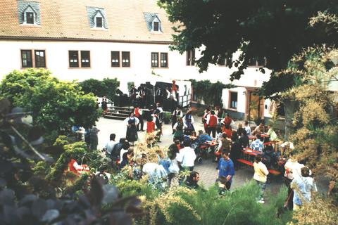 Manchmal auch ein fröhlicher Ortt: Sommerfest im Hof des St. Josephshauses. 