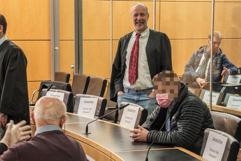 Rechtsanwalt Martin Eilhardt und sein Mandant aus Dieburg, der wegen der Coronavirus-Lage einen Gesichtsschutz trägt. Foto: Marc Wickel
