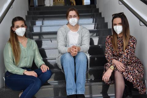 Frisch examinierte Gesundheits- und Krankenpflegerinnen sind (von links) Anna-Lena Hohmeier, Steffi Nees und Angelika Paciok. Foto: Dorothee Dorschel
