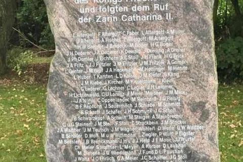 Ein Gedenkstein in Jörl erinnert an Kolonisten, die aus dem Südwesten Deutschlands nach Schleswig kamen und dann weiter an die Wolga zogen. Foto: Archiv Göbel