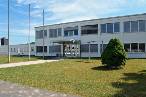 Das Gewerbeobjekt in der Justus-Liebig-Straße 1 ist wieder im Rennen als mögliche Flüchtlingsunterkunft. Eine Begehung mit dem Eigentümer gab es bereits. Die Immobilie diente der Gemeinde auch schon als Ersatzrathaus. Foto: Ursula Friedrich 