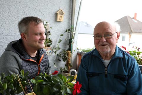 Seit vielen Jahren sind Christoph Poth (links) und Wilfried Lorenz gute Nachbarn. Seit einer dramatischen Nacht im März ist Poth außerdem Lebensretter. Für seinen Einsatz wurde er nun belobigt.     Foto: Melanie Schweinfurth