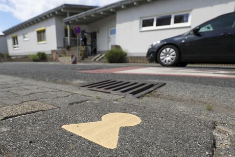 Der „Kleine Bickenbacher“ soll Kinder darauf aufmerksam machen, wo sie die Straßen auf ihrem Schulweg sicher überqueren können. Foto: Guido Schiek
