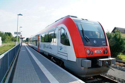  Landtagsabgeordneter Bijan Kaffenberger aus Roßdorf erwartet eine schnelle Umsetzung der Pläne für die Odenwaldbahn. Foto: Rhein-Main-Verkehrsverbund GmbH 