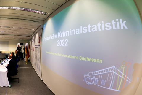Pressekonferenz der Polizei im PP Südhessen in Darmstadt am Donnerstag zur polizeilichen Kriminalstatistik 2022. Vorgestellt wurde dies zum ersten Mal von Björn Gutzeit. Foto: Guido Schiek / VRM Bild