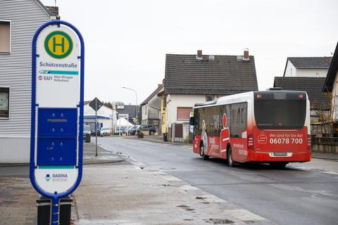 Auf Höhe der Bushaltestelle würde eine Fußgängerampel für mehr Sicherheit sorgen, finden Otzbergs Gemeindevertreter. Archivfoto: Guido Schiek