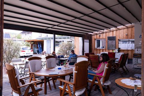 Die Brasserie des Seeheimer „Chaussee“-Hotels hat eine neue Terrasse. Leila Martin