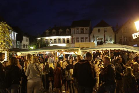 Ausgelassene Stimmung auf dem festlich illuminierten Marktplatz in Groß-Umstadt: In diesem Jahr soll es wieder ein ganz normales Winzerfest geben. Archivfoto: Guido Schiek