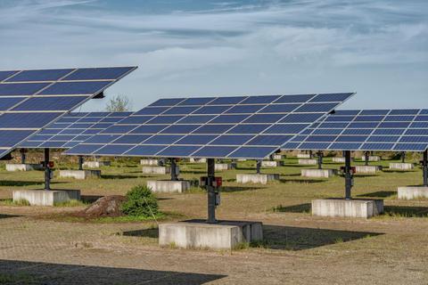 Der erste Solarpark der Stadt Weiterstadt wurde 2009 im Regenrückhaltebecken bei der A 5 errichtet. Die Technik befindet sich dort über einem möglichen Wasserspiegel. Archivfoto: Marc Wickel