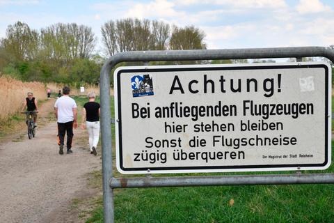 Vorsichtiger Begegnungsverkehr am Reinheimer Teich. Foto: Klaus Holdefehr 