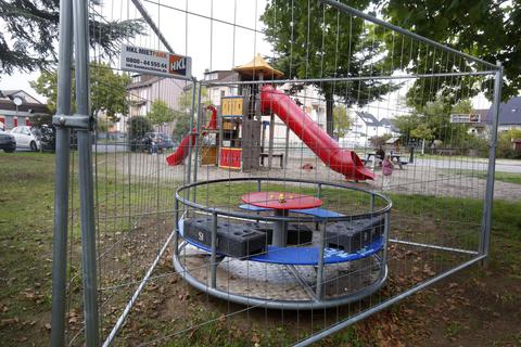 Die Pfungstädter Grünen monieren, dass derzeit viele Spielgeräte defekt sind oder keinen TÜV mehr bekommen, wie hier auf dem Spielplatz am Südring. Foto: Karl-Heinz Bärtl