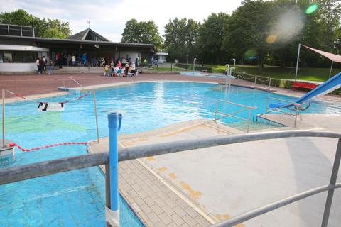 Bald ist das alte Schwimmbad Geschichte, ein neues soll gebaut werden. © Archivfoto: Ulrike Bernauer