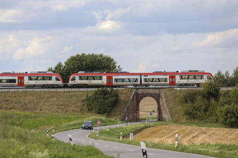 Der Ausbau der Odenwaldbahn – hier zwischen Nieder-Klingen und Habitzheim – ist Konsens in der Kreispolitik.  Foto: Guido Schiek
